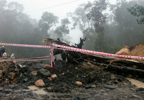 Điểm km64+210 quốc lộ 27C bị sạt lở đến 4 lần trong ngày 2/12. Ảnh: Báo Giao thông 