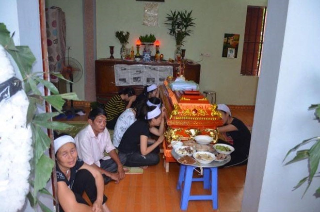 Người thân đau đớn bên quan tài em Nguyễn Văn Đông