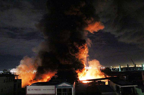 Đám cháy nhìn từ trên cao. Ảnh: Phạm Duy 