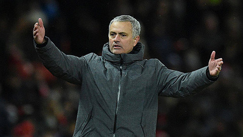 Bị chia điểm phút bù giờ, Mourinho mắng học trò đá như trẻ con