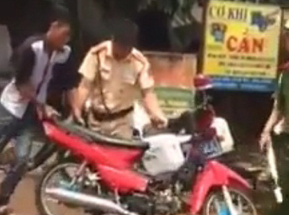 Nam thanh niên (áo trắng đen) bị CSGT kiểm tra vì điều khiển xe máy không đội mũ bảo hiểm 