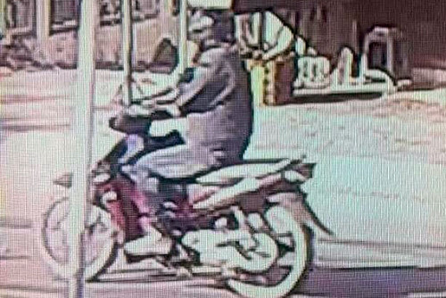 Hình ảnh người được cho là kẻ cướp do camera nhà dân gần ngân hàng ghi lại. Ảnh: Công an cung cấp. 