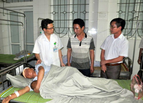 Lãnh đạo huyện Trạm Tấu thăm hỏi nạn nhân vụ sạt lở. Ảnh: Báo Yên Bái