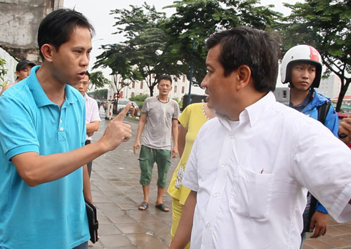 Ông Đoàn Ngọc Hải (áo trắng) khi trực tiếp xử lý mộ trường hợp vi phạm. Ảnh: Vnexpress