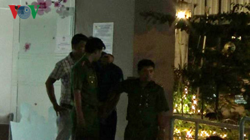 Nghi phạm được trùm kín mặt dẫn giải đến hiện trường để phục vụ công tác điều tra. Ảnh: VOV