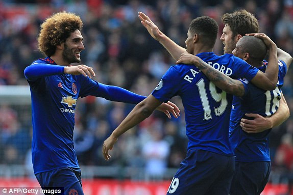 Các cầu thủ M.U ăn mừng bàn thắng.