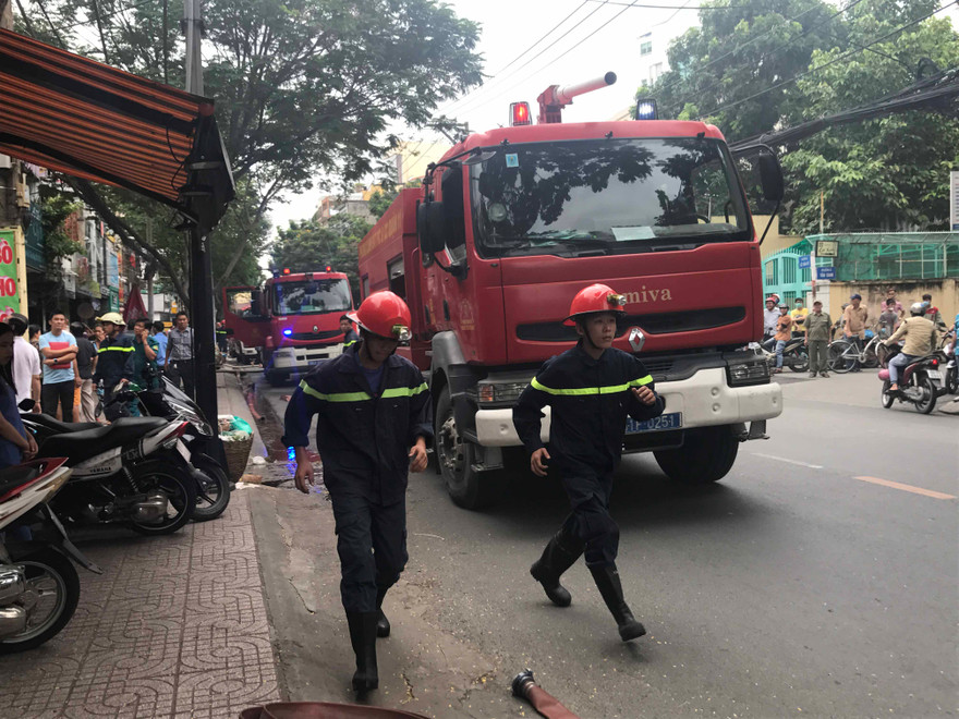 Lực lượng PCCC dập lửa ở hiện trường.