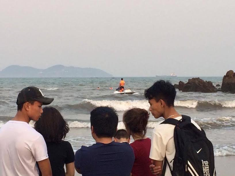 Lực lượng chức năng đang mở rộng khu vực lân cận tìm kiếm thi thể học sinh còn lại.