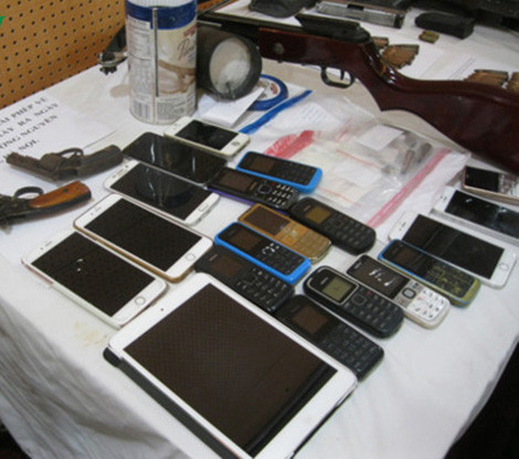 Tang vật trong một vụ "đấu súng" hoa cải tại Hà Nội.