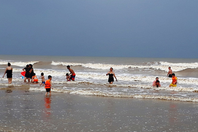 Vẫn còn đông du khách tắm biển Sầm Sơn