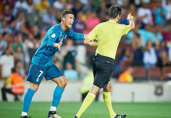 Real nhận nhiều quyết định sai lầm từ trọng tài đầu mùa tới giờ. Ảnh: Getty Images