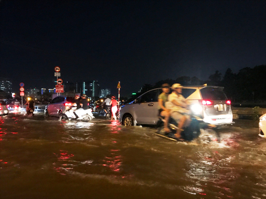 Triều cường đạt đỉnh ở Sài Gòn, người dân 'bơi' trên đường