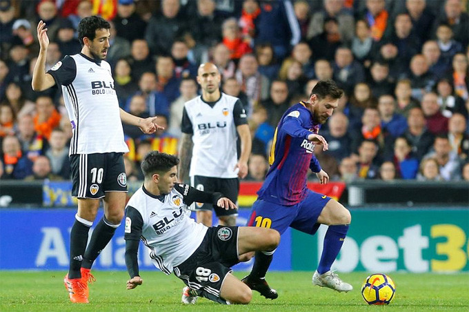Messi bị tước bàn hợp lệ, Barca chia điểm với Valencia 