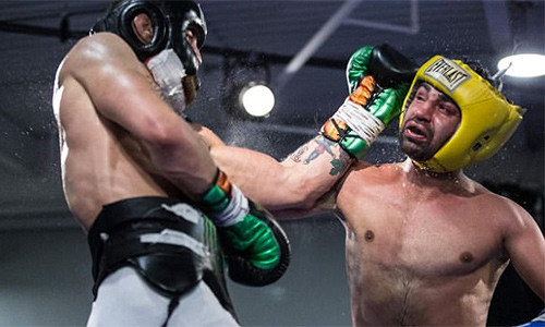 Malignaggi (phải) làm quân xanh choMcGregor tập luyện trước trận đấu với Mayweather hồi tháng 8.