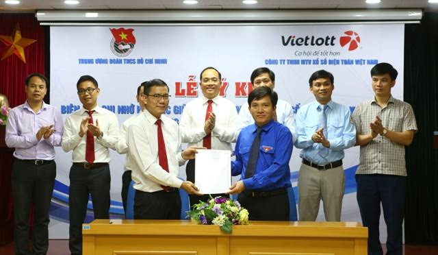 Đại diện T.Ư Đoàn và Vietlott ký kết biên bản hợp tác giai đoạn 2017-2022