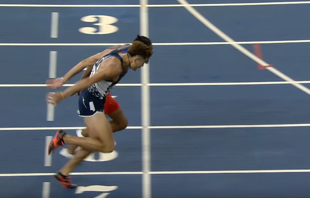 Hình chụp tại đích đến khi Quách Công Lịch (phải) và Eric Cray (Philippines) gần như chạm đích cùng lúc