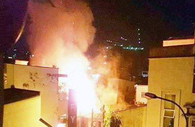 Căn nhà ở trung tâm TP HCM cháy. Ảnh: Lan Anh.