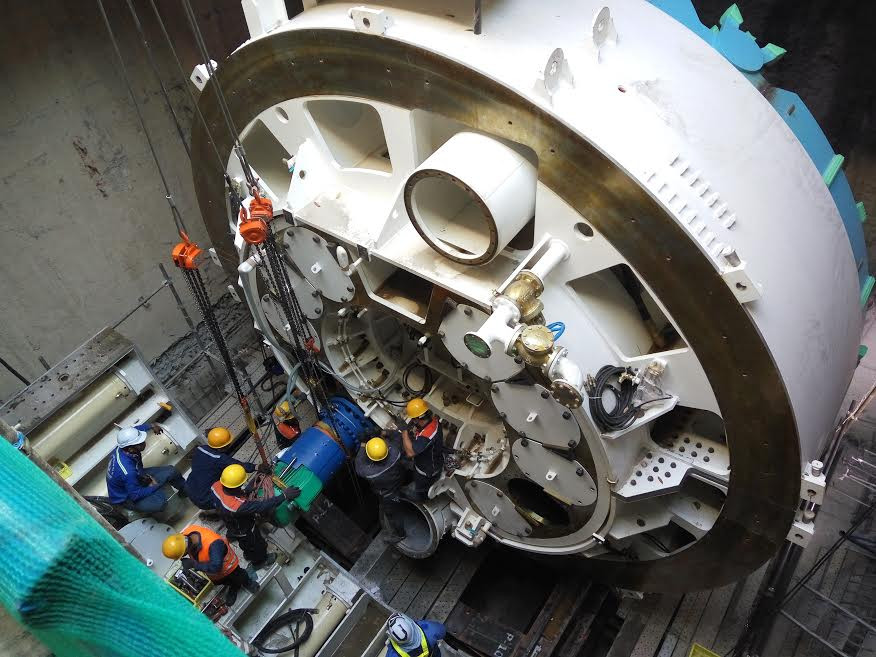 Các kỹ sư, công nhân lắp ráp Robot TBM dưới hầm nhà ga Ba Son (quận 1, TPHCM). Ảnh Việt Văn