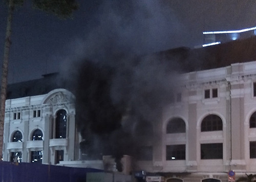 Khói nghi ngút sau lưng Nhà hát thành phố.