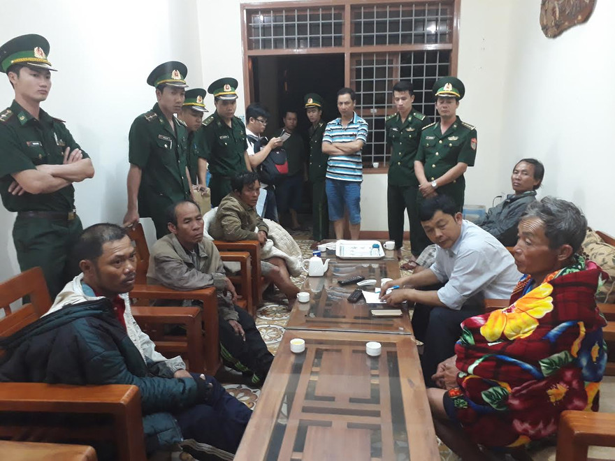 Các ngư dân thuật lại sự việc với lực lượng biên phòng.