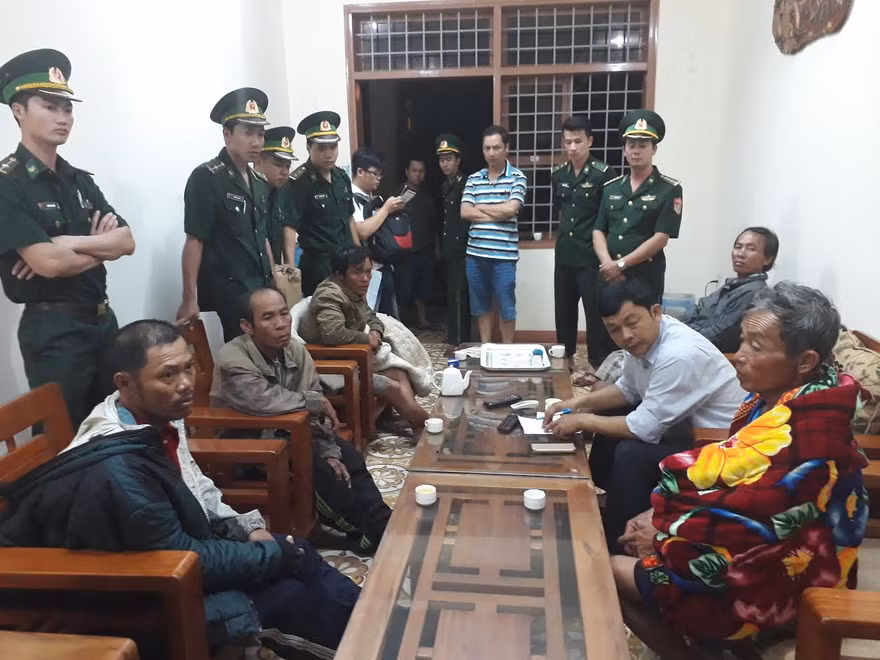 Các ngư dân thuật lại sự việc với lực lượng biên phòng.