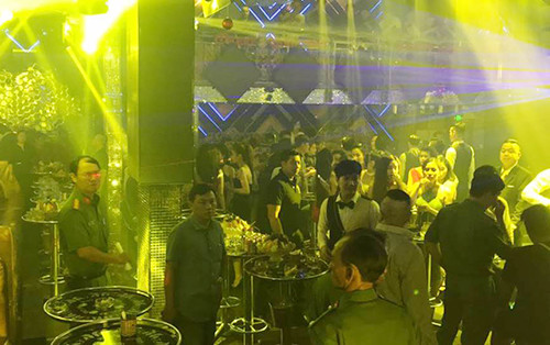 Hàng trăm khách vẫn vui chơi lúc rạng sáng trong quán bar S5.