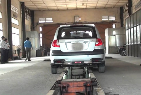 Các trung tâm đăng kiểm sẽ từ chối kiểm định xe chưa nộp phạt vi phạm giao thông. Ảnh minh họa: Xuân Hoa. 