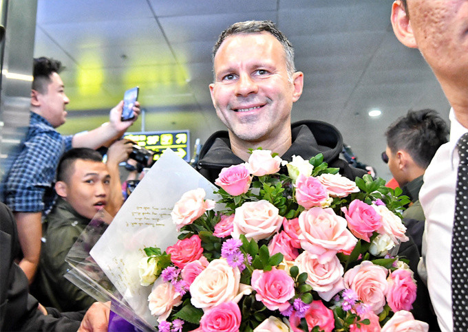 Ryan Giggs tại sân bay Nội Bài.