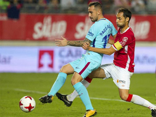 Paco Alcacer (áo xanh) có bàn đầu tiên cho Barca mùa này. 