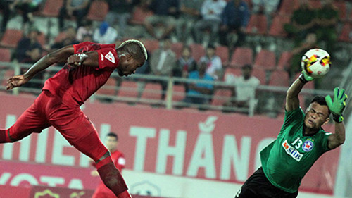 Stevens đánh bại thủ thành của Đà Nẵng.