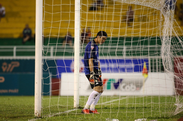 Thủ môn Minh Nhựt tạm thời bị CLB Long An đình chỉ 3 trận, vì hành động quay lưng về phía quả phạt đền. Ảnh: Dân Trí