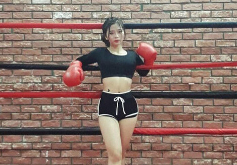 Chân dung cô gái xinh đẹp múa côn điêu luyện gây sốt mạng