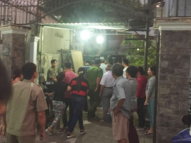 Kinh hãi phát hiện chồng chết treo cổ sau bếp