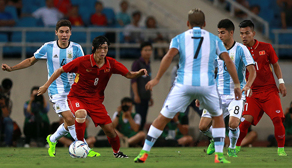 Tuấn Anh trong vòng vây các cầu thủ Argentina. Ảnh: Vnexpress.