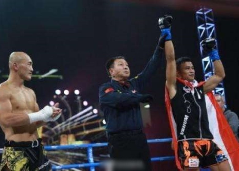 Nhất Long bẽ bàng nhìn Sitthichai ẵm 1 triệu tệ tiền thưởng.