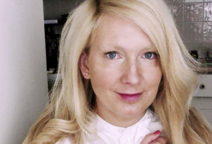 Chị Lucy Brown không ngờ mình lại gặp tình huống "chia tay đòi quà" khi hẹn hò với một anh chàng quen qua ứng dụng điện thoại. 