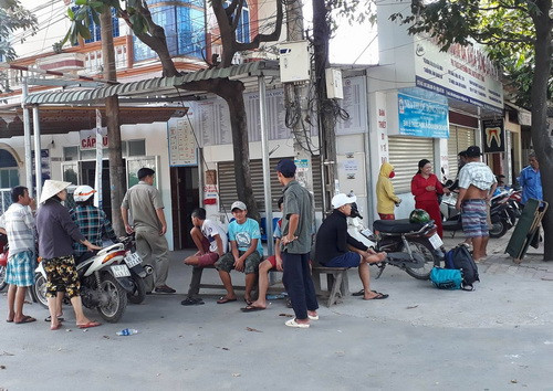 Phòng khám nơi cụ bà truyền dịch rồi tử vong, đông người tụ tập trưa 22/11.