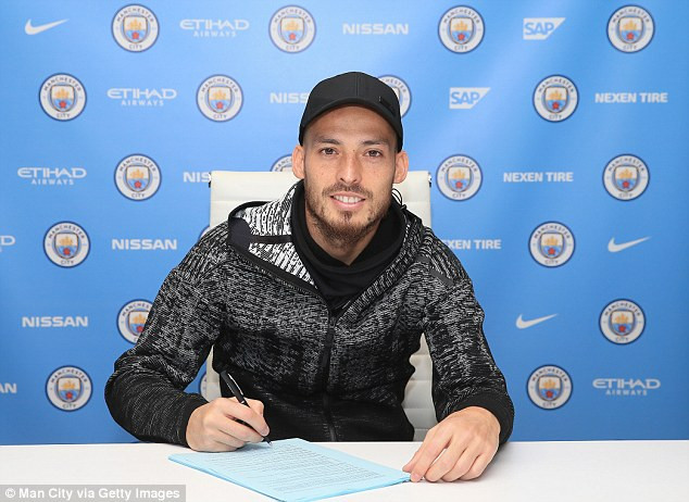 David Silva đã đặt bút ký vào bản hợp đồng mới với Man City