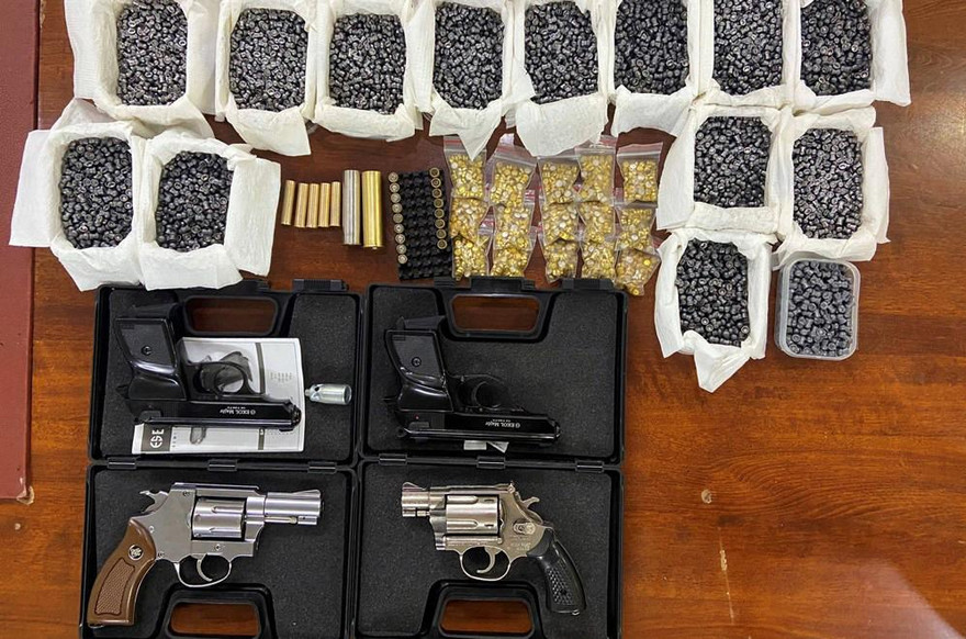 Súng đạn thu giữ tại nhà Phạm Thị Trúc Quỳnh.