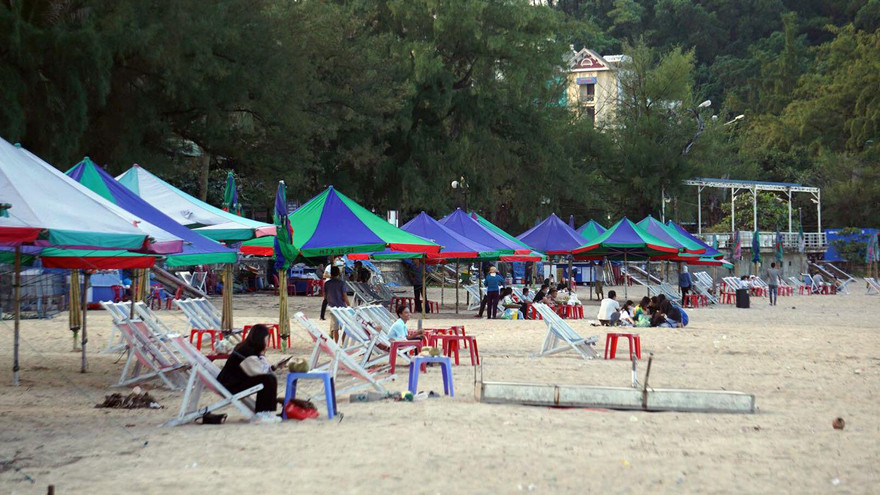 Bãi biển Đồ Sơn lác đác người đến tắm ngày đầu mở lại