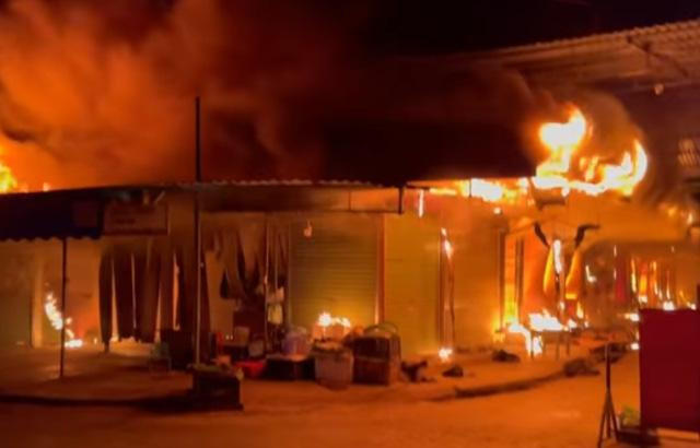 Chợ Núi Đèo (Thủy Nguyên, Hải Phòng) bùng cháy đêm 12/10.