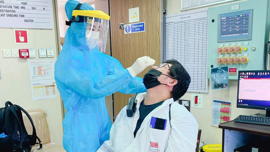 Lực lượng y tế lấy mẫu xét nghiệm cho các thuyền viên nhập cảnh trên tàu. 