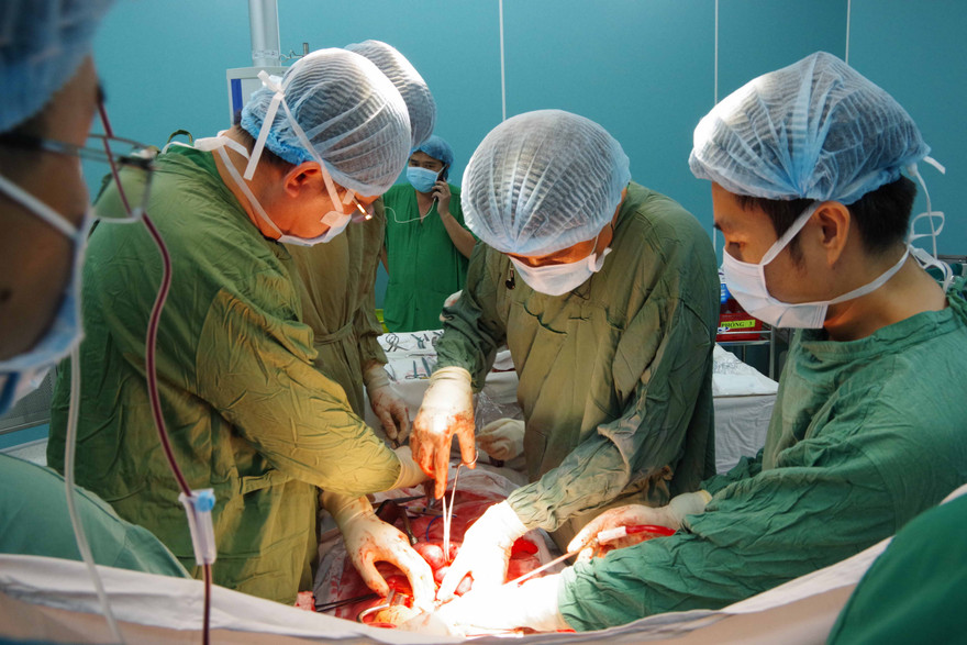 Các bác sĩ thực hiện ca mổ cứu sống bệnh nhân.