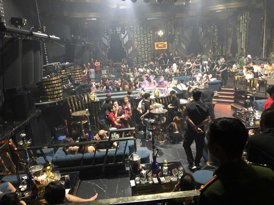 Lực lượng chức năng kiểm tra quán bar.