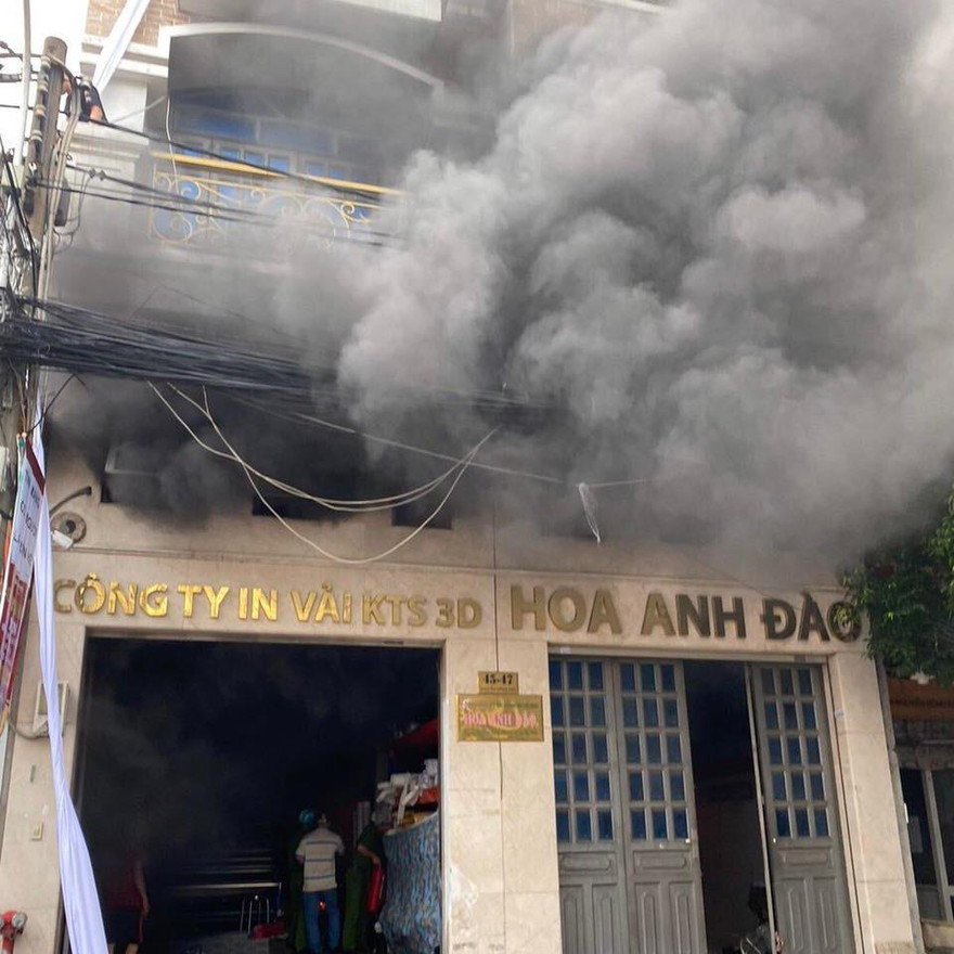 Khói lửa bốc lên nghi ngút tại căn nhà 5 tầng.