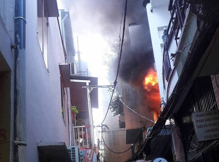 Ngọn lửa bùng cháy dữ dội tại tầng 2 căn nhà 5 tầng.