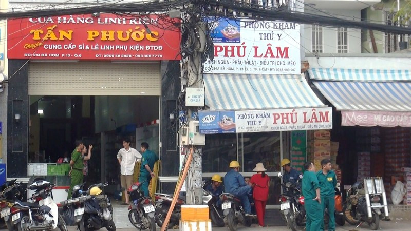 Lực lượng chức năng điều tra vụ việc.