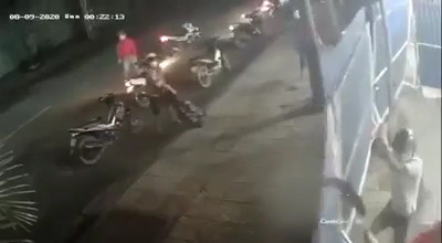 Các đối tượng đập phá quán, chém người bị thương.