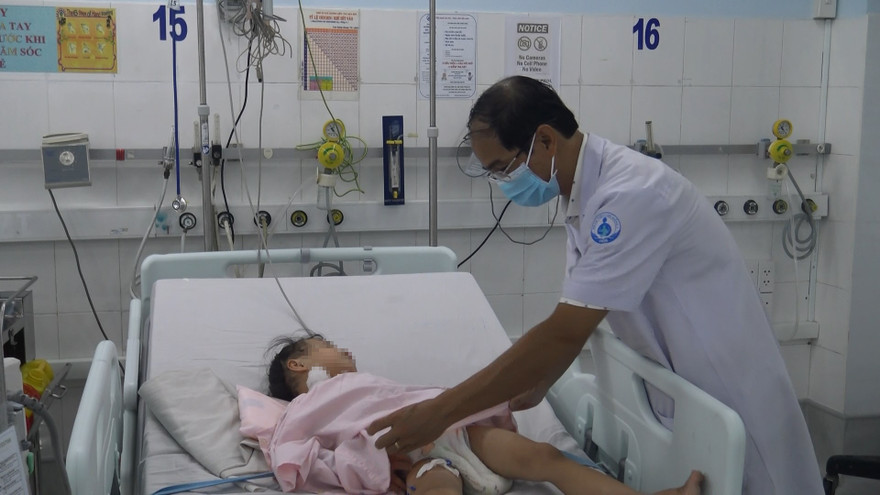 Bé gái đang hồi phục tốt sau phẫu thuật.