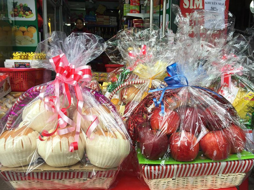 Giỏ hoa quả tết giá tiền triệu hút khách hàng 